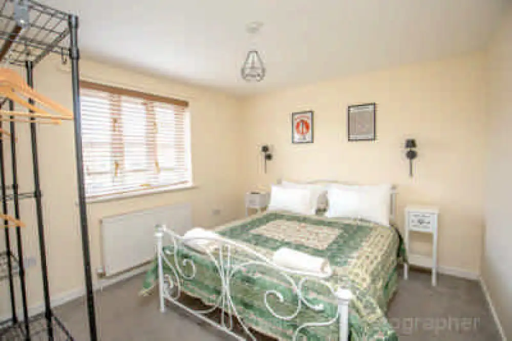 Bright Double Bedroom with Comfortable Bed