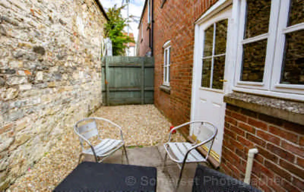 Private Garden Area with Outdoor Seating Space