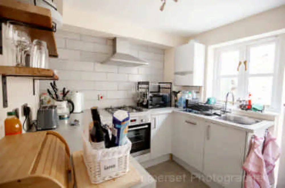 Modern Fully Equipped Kitchen with Cooker