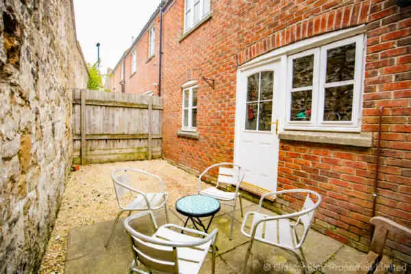 Private Garden Area with Outdoor Seating Space