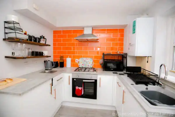 Modern Fully Equipped Kitchen with Cooker